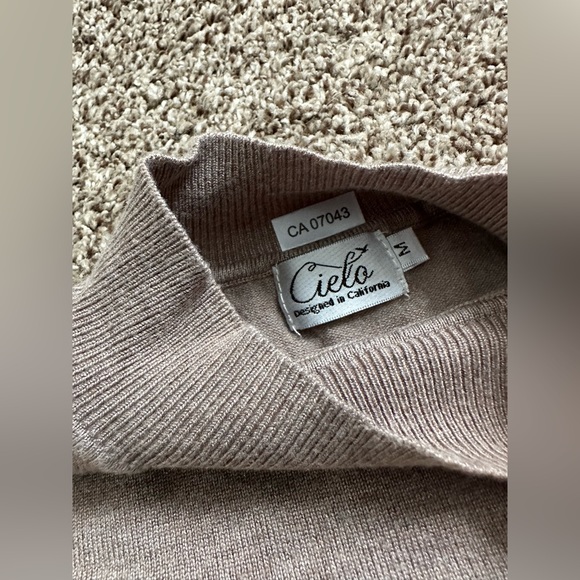 Long sleeve sweater size S/M - Picture 3 of 5